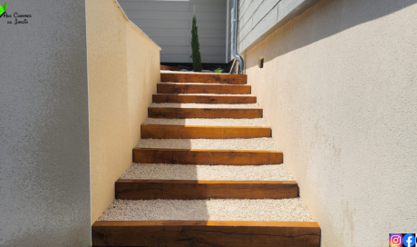 L'Entreprise Aux Charmes du Jardin vous propose la création d'un escalier en traverses en chêne et concassé blanc à Saint-Pierre-de-Chandieu (69)