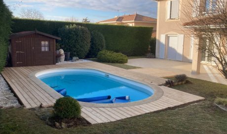 L'entreprise Aux Charmes du Jardin vous propose la création d'une terrasse autour d'une piscine à Chassieu