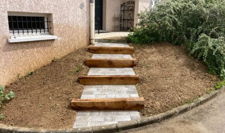 L'entreprise Aux Charmes du Jardin vous propose la création d'un escalier en traverses en chêne et pavés à Mions 