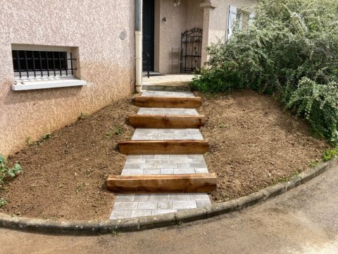 L'entreprise Aux Charmes du Jardin vous propose la création d'un escalier en traverses en chêne et pavés à Mions 