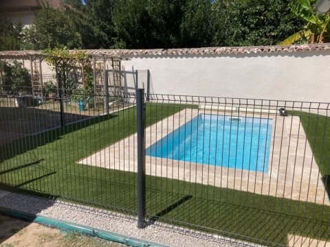 L'Entreprise Aux Charmes du Jardin vous propose la création d'un gazon synthétique et la mise en place d'une clôture autour de la piscine à Saint-Priest