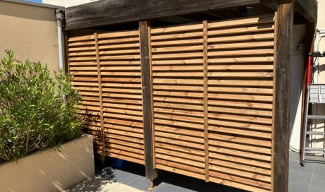 L'Entreprise Aux Charmes du jardin vous propose l'installation de clôture en pin type persienne à Vénissieux