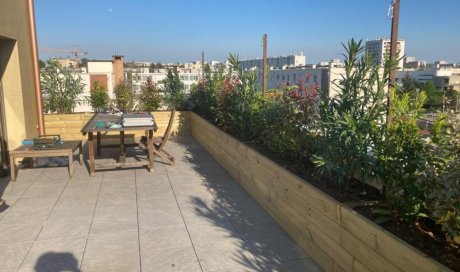 L'Entreprise Aux Charmes du jardin vous propose la réalisation de balconnière et la plantation de végétaux à Saint-Priest