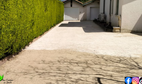 L'Entreprise Aux Charmes du Jardin vous propose la création d'une allée carossable en concassé blanc à Orliénas (69)