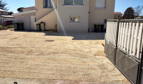 Réalisation de notre entreprise Aux Charmes du jardin:Création de place de parking avec un concassé ocre et bordure sur Saint Symphorien d'Ozon