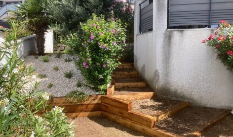 L'Entreprise Aux Charmes du jardin vous propose la création d'un escalier en traverse en chêne et d'un massif à Toussieu