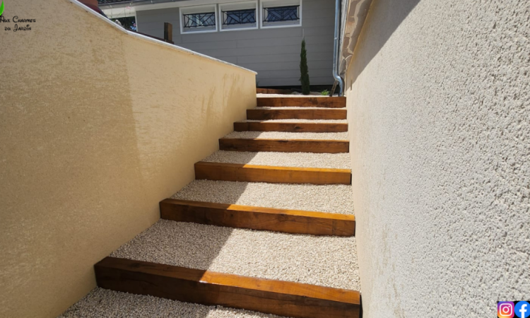 L'Entreprise Aux Charmes du Jardin vous propose la création d'un escalier en traverses en chêne et concassé blanc à Saint-Pierre-de-Chandieu (69)