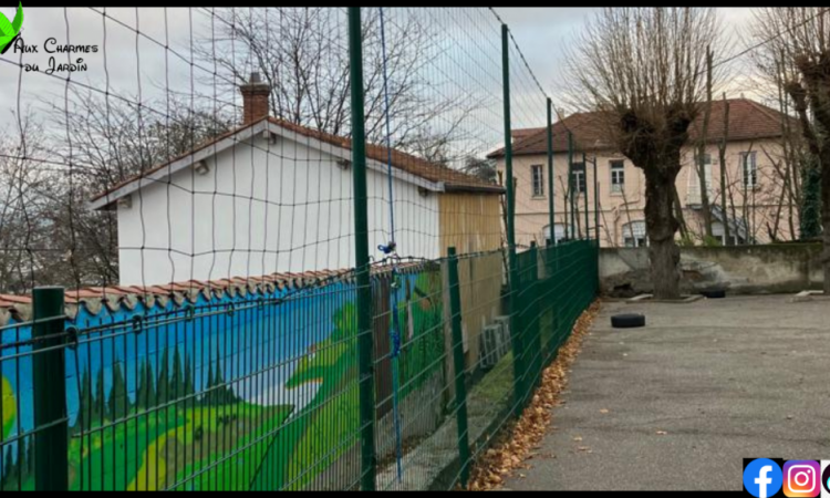 L'Entreprise Aux Charmes du Jardin vous propose l'installation d'un filet pare-ballon dans une école à la Mulatière (69)