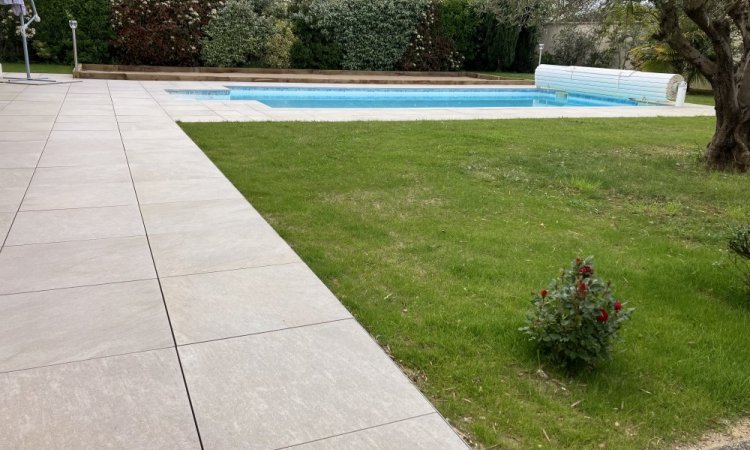 L'Entreprise Aux Charmes du Jardin vous propose la création d'un terrasse en dalle grès cerame sur plot et un terrain de pétanque à Saint-Bonnet-de-Mûre (69)