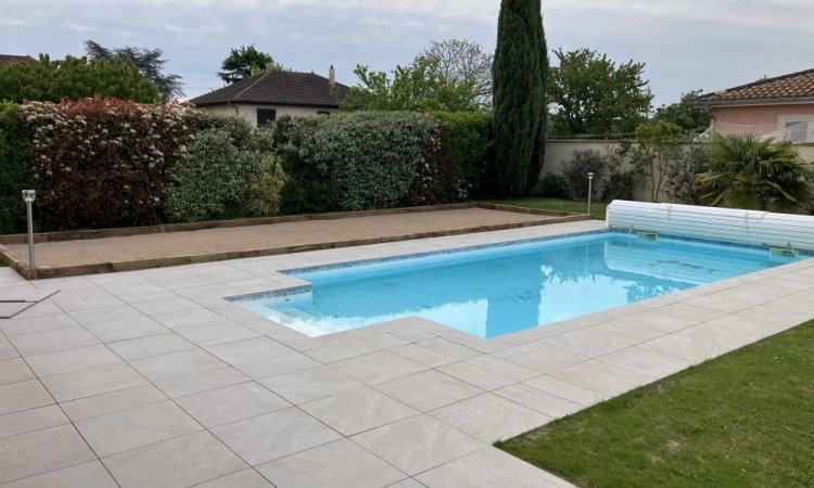 L'Entreprise Aux Charmes du Jardin vous propose la création d'un terrasse en dalle grès cerame sur plot et un terrain de pétanque à Saint-Bonnet-de-Mûre (69)