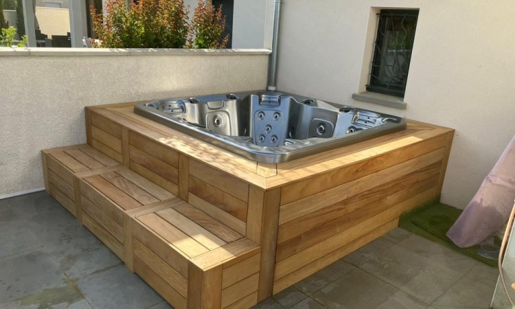 L'Entreprise Aux Charmes du Jardin vous propose la création d'une terrasse en bois exotique autour d'un spa à Toussieu