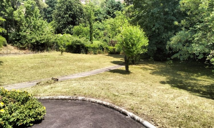 L'Entreprise Aux Charmes du Jardin vous propose la mise au propre d'un terrain à Ecully 