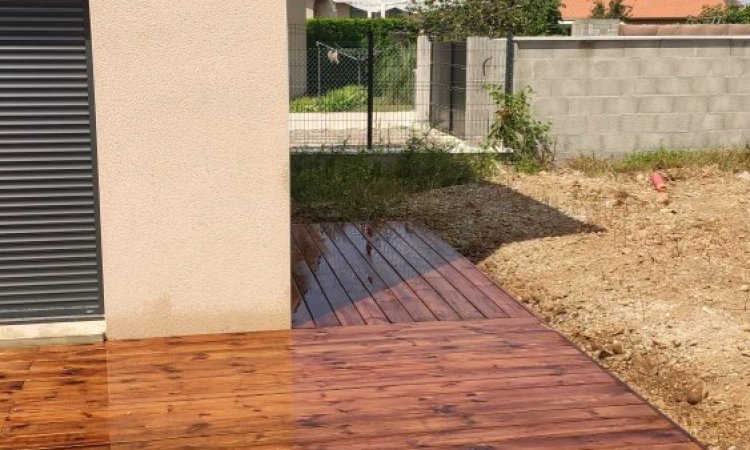 L'Entreprise Aux Charmes du Jardin vous propose la mise en place d'une terrasse en pin à Mions 