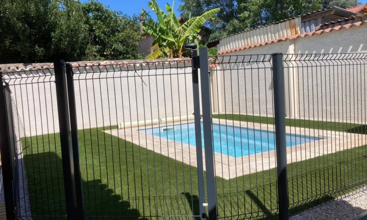 L'Entreprise Aux Charmes du Jardin vous propose la création d'un gazon synthétique et la mise en place d'une clôture autour de la piscine à Saint-Priest