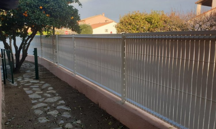 Pose et installation de clôtures extérieures par paysagiste à Chassieu