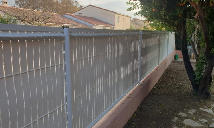 Pose et installation de clôtures extérieures par paysagiste à Chassieu